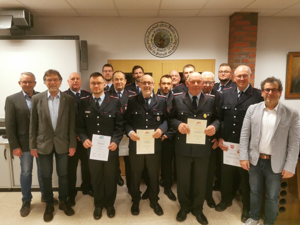 Die Beförderten, Geerhten und Gäste der Jahreshauptversammlung der Ortsfeuerwehr Hustedt